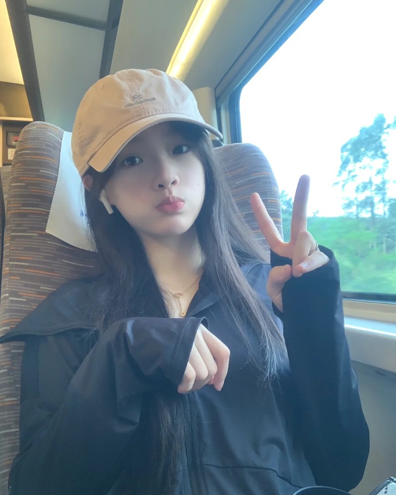 cô gái phong cách sang trọng trong ánh vàng