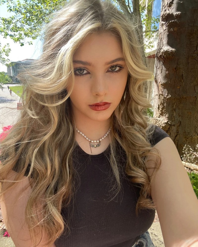 cô gái xinh đẹp với mái tóc xoăn nhẹ