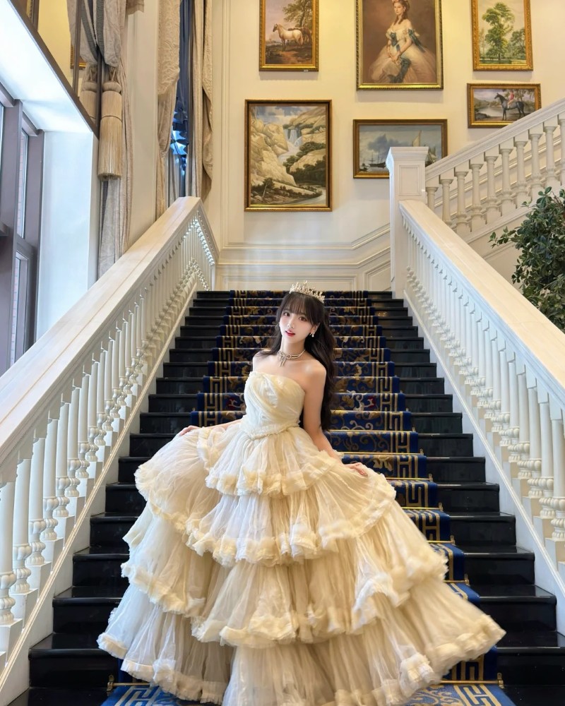 bạn nữ diện váy lộng lẫy tại cầu thang lớn