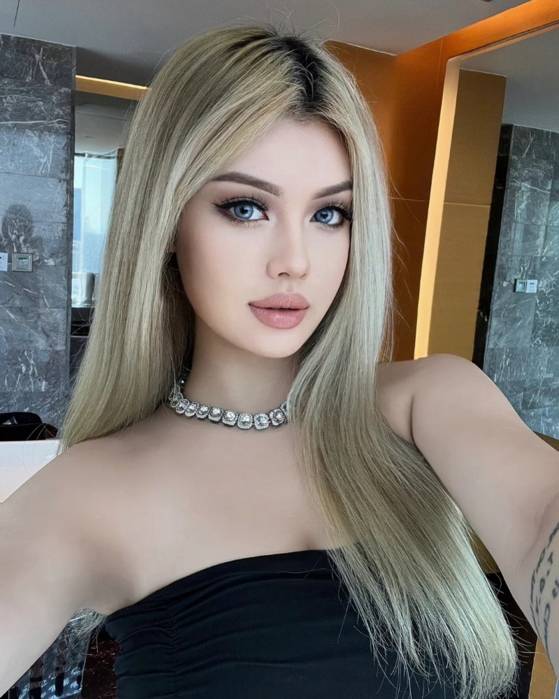 bạn nữ pose kiểu quyến rũ trong nhà