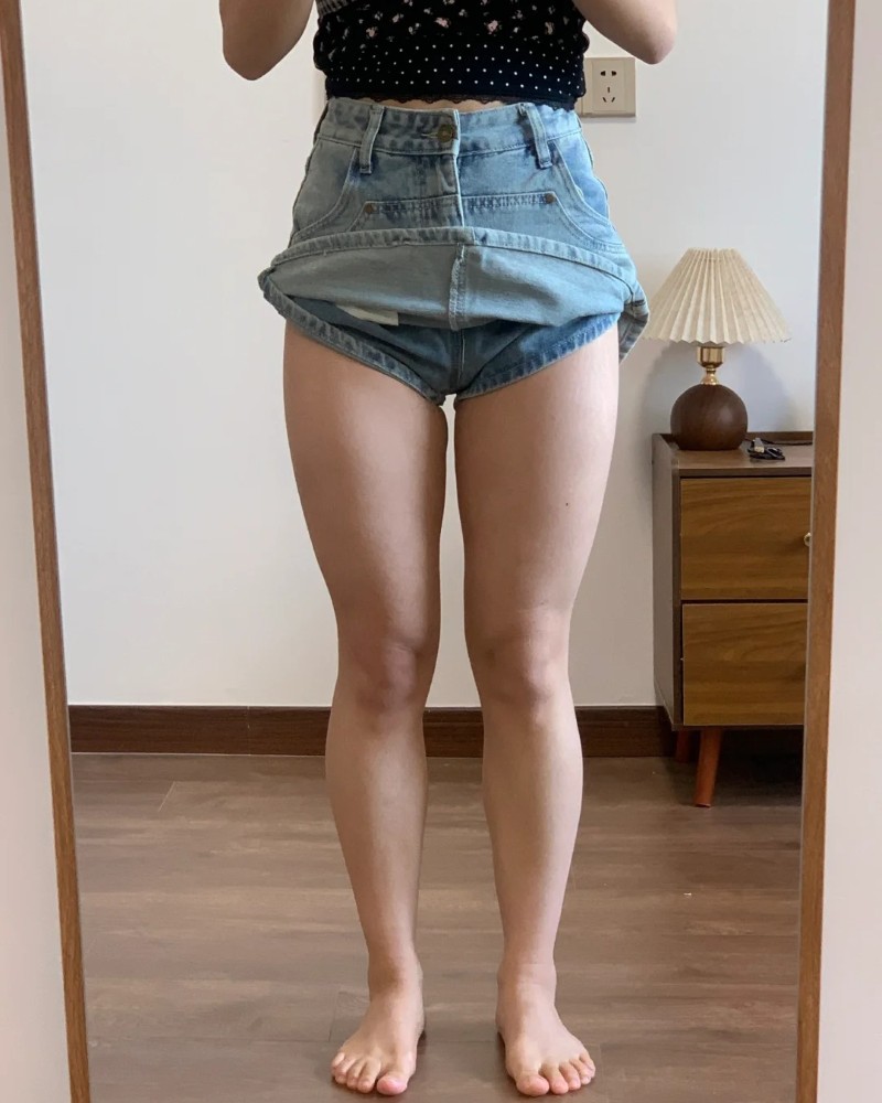 Người đẹp đùi to diện quần short chụp ảnh trước gương