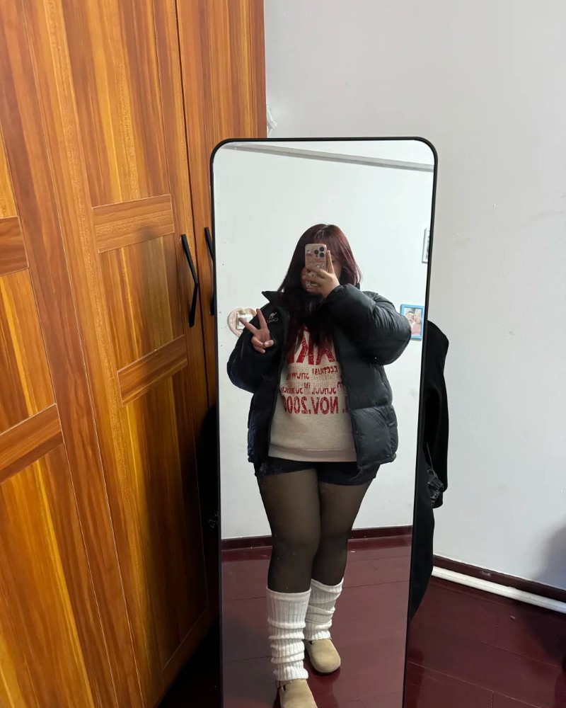 Cô gái đùi to mặc đồ tối màu trước gương