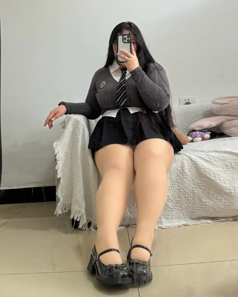 Người đẹp đùi to chụp ảnh outfit hàng ngày