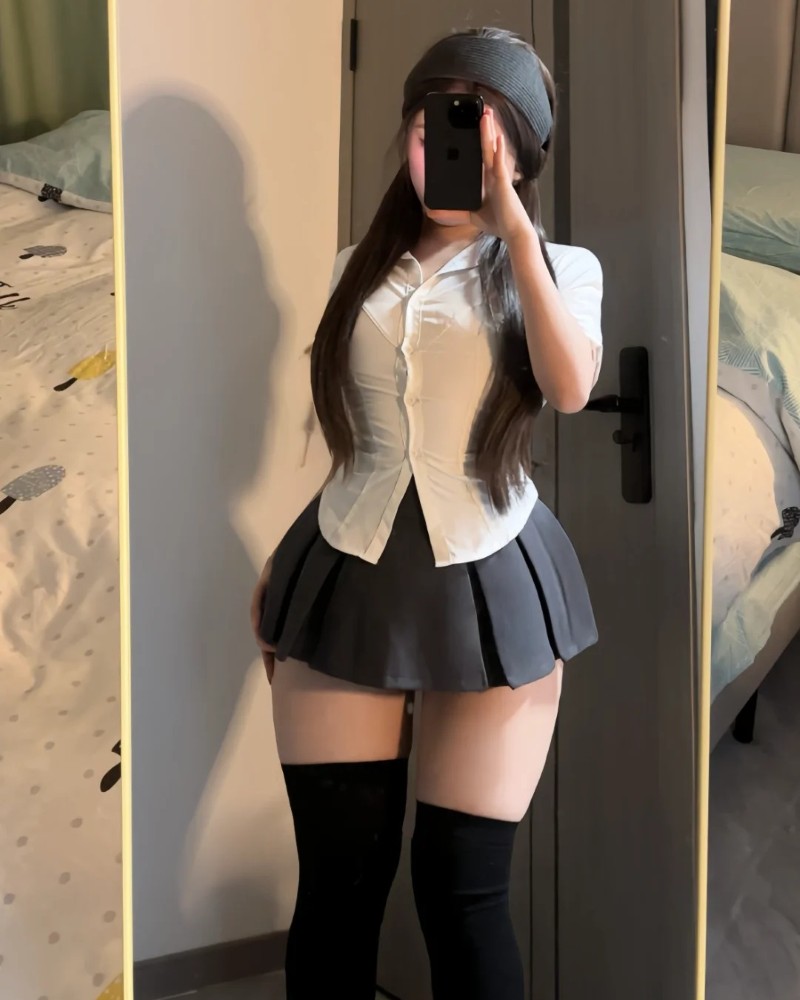 Cô gái đùi to mặc váy ngắn chụp ảnh gương