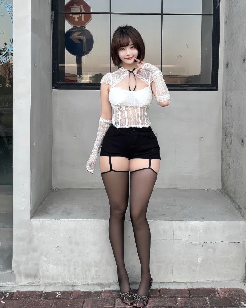 Người đẹp đùi to diện váy đen đơn giản