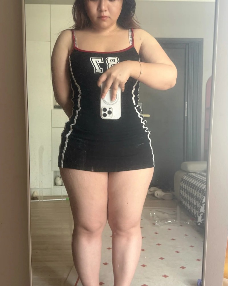 Cô gái đùi to mặc váy body ôm dáng