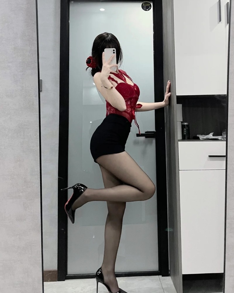 Người đẹp khoe đùi to với outfit cá tính