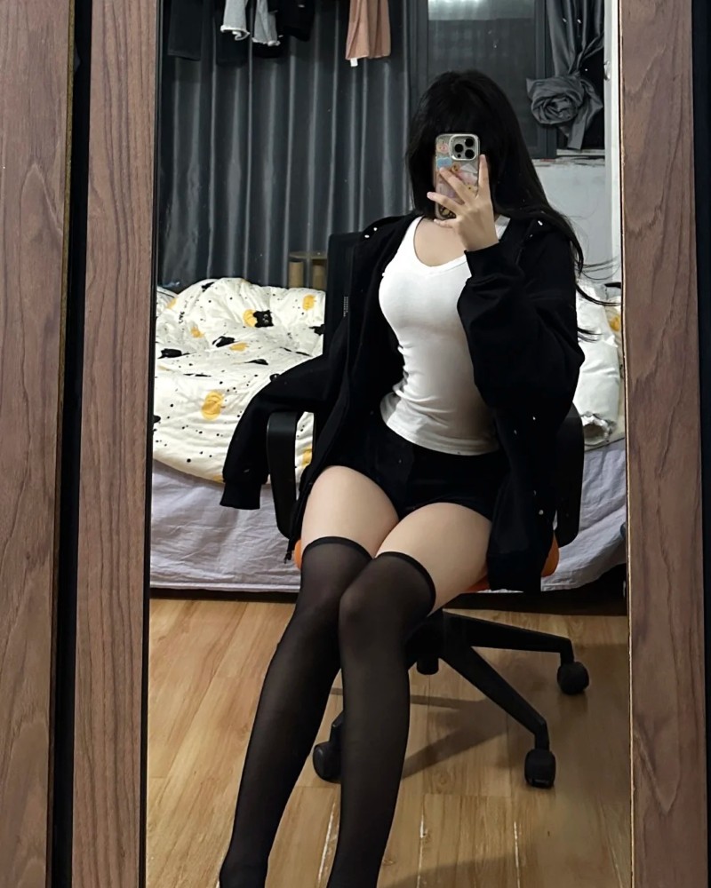 Nàng có đùi to tạo dáng ngồi ghế xoay