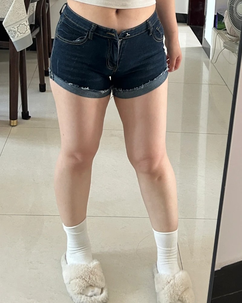 Cô gái đùi to mặc quần short thể thao