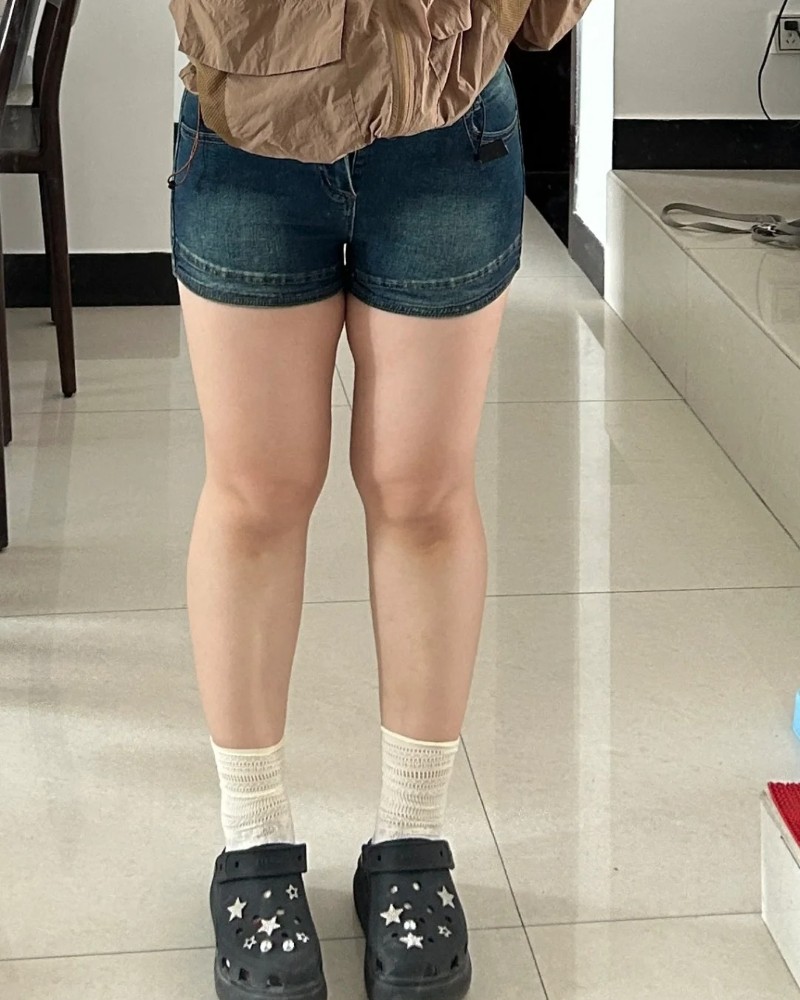 Người đẹp đùi to đứng tạo dáng trong nhà