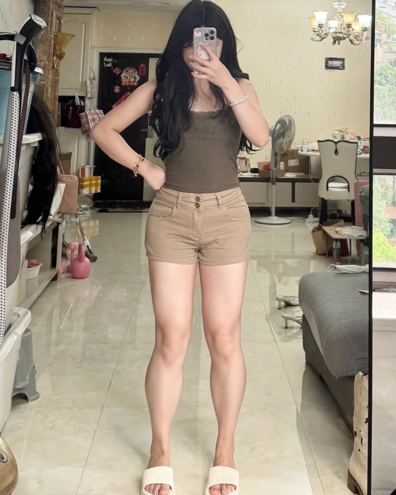 Nàng có phần đùi đầy đặn mặc váy ngắn