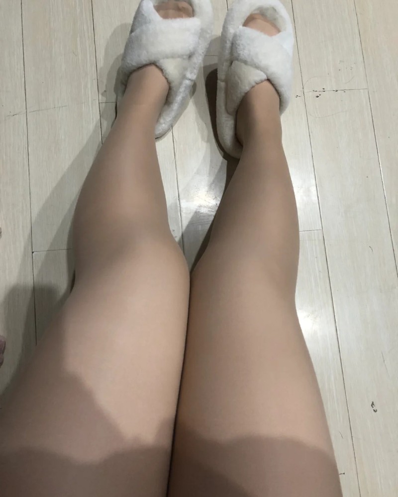 Người đẹp đùi to tạo dáng nằm nghiêng