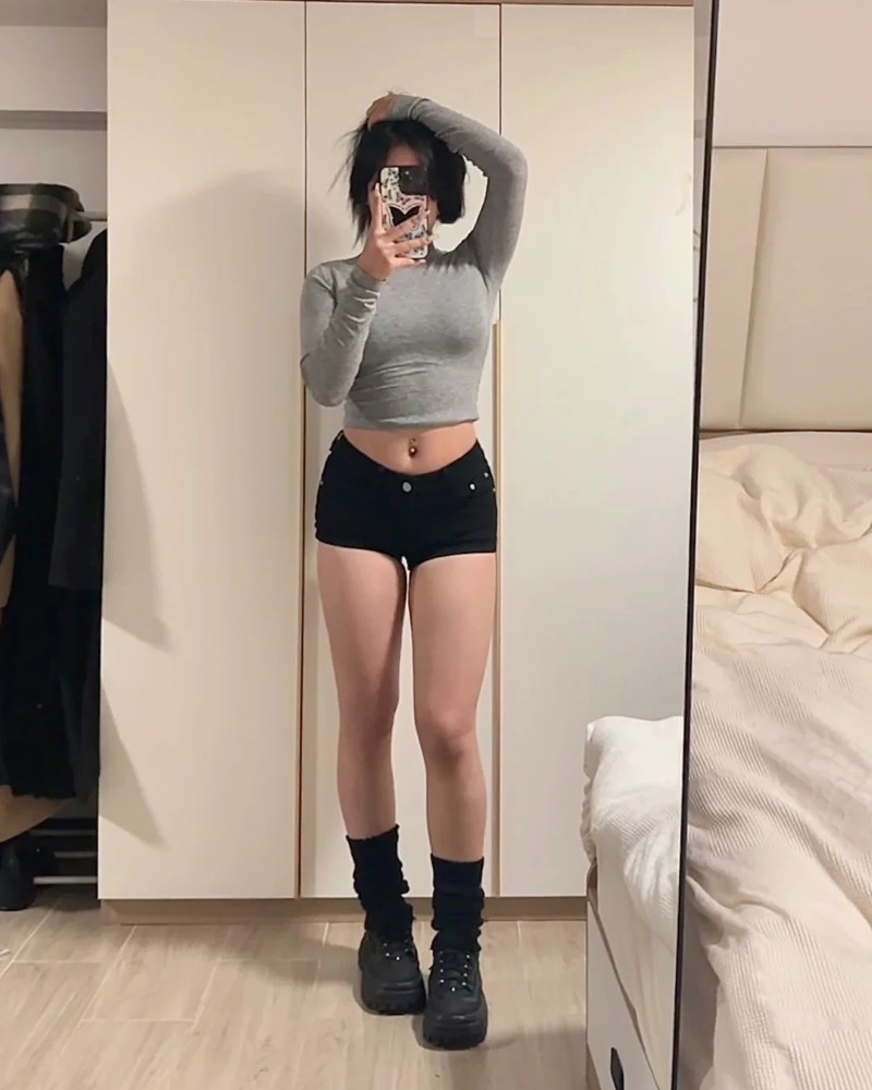 Nàng có đùi to đứng tạo dáng trước gương lớn