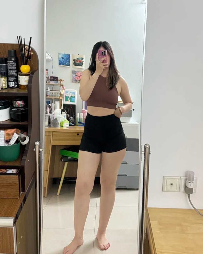 Cô gái đùi to mặc outfit đơn giản trong phòng