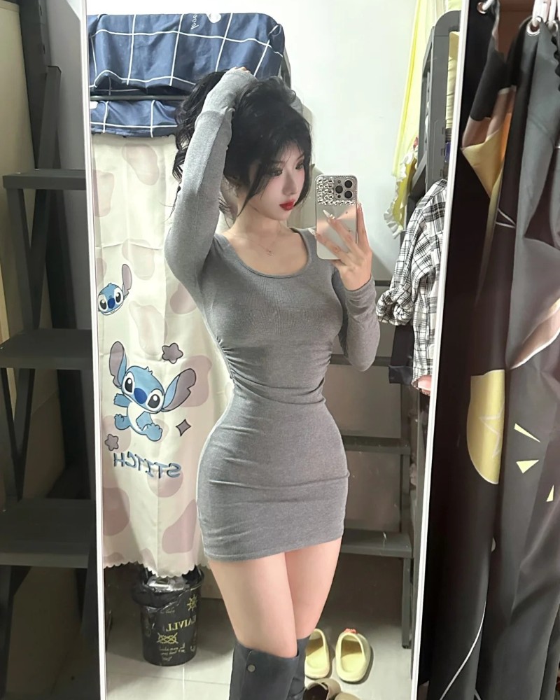 Người đẹp đùi to diện váy ôm dáng