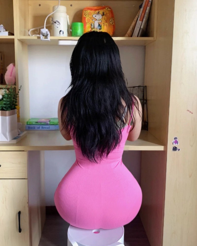 Cô gái quay lưng trên ghế