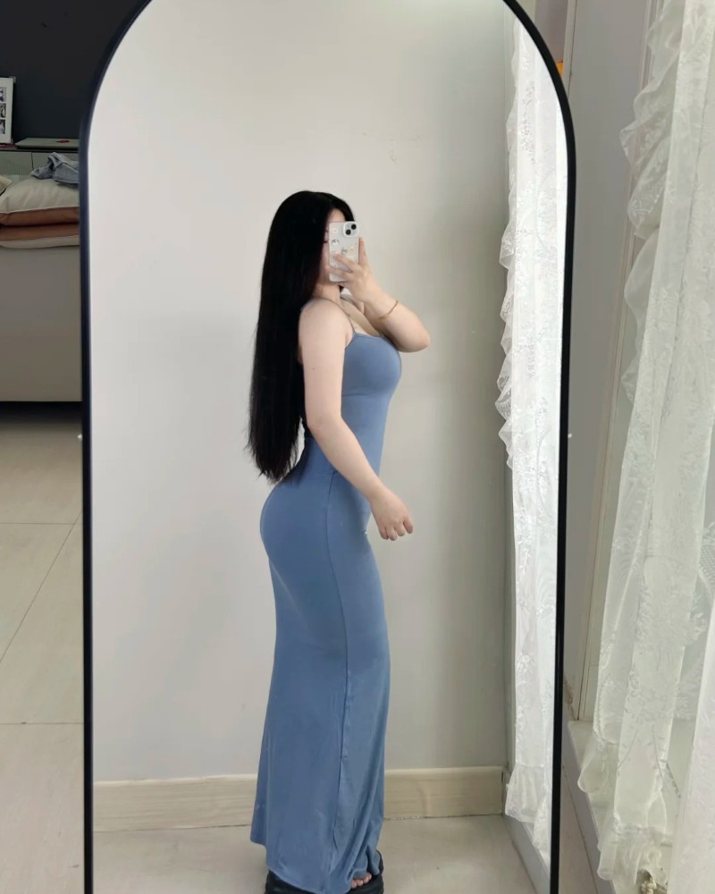 Nàng tạo dáng trước gương phòng ngủ