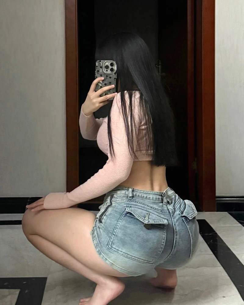 Nàng pose trong phòng khách