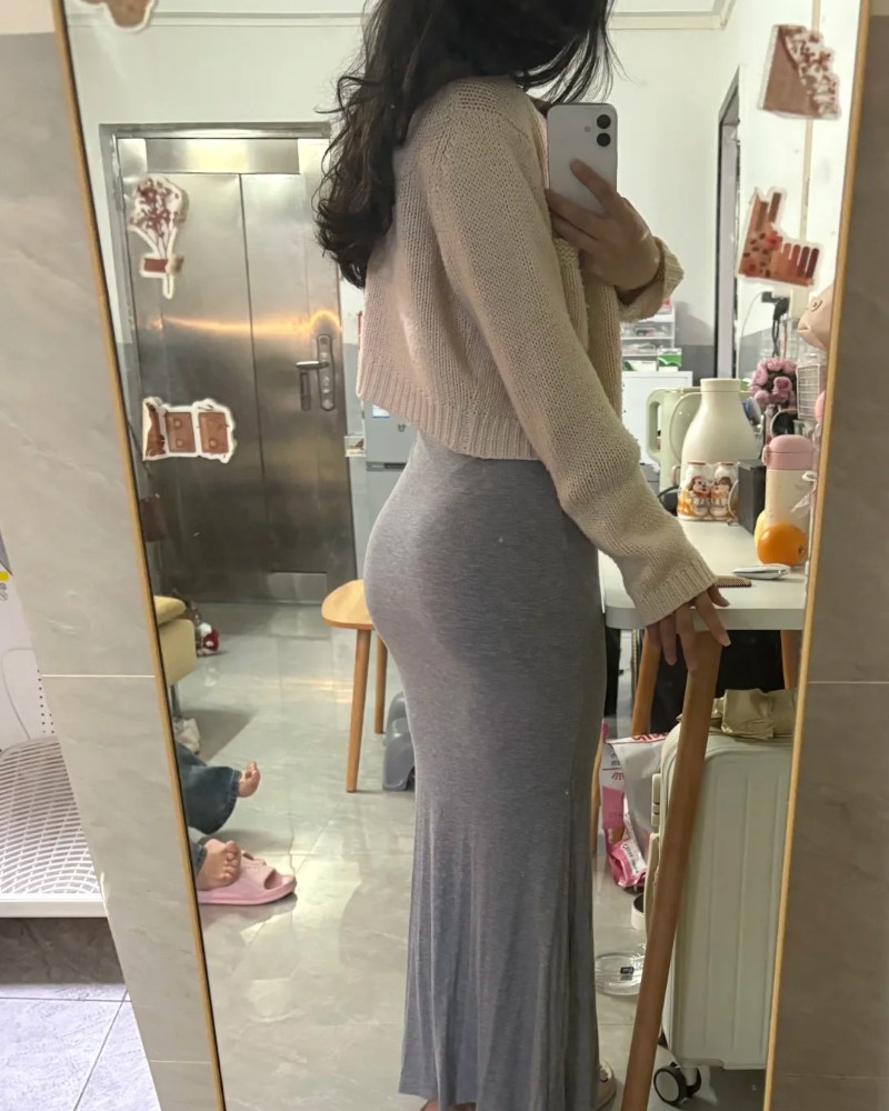 Cô gái tạo dáng nhẹ với bộ đồ trung tính