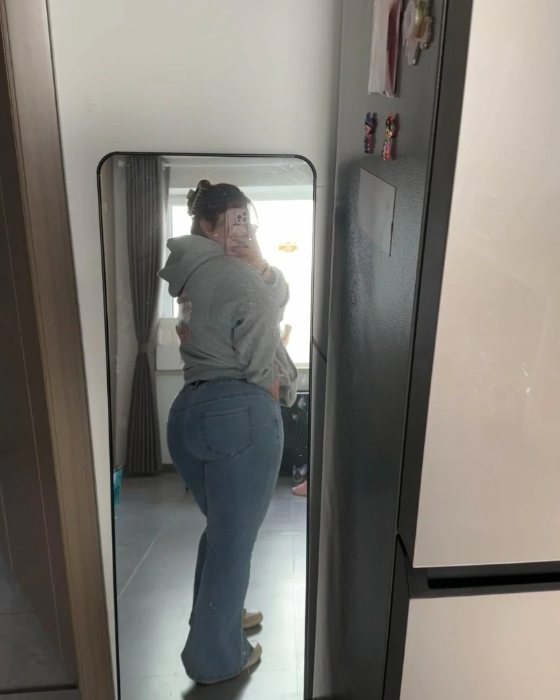 Nàng khoe dáng trong bộ đồ tập ôm sát