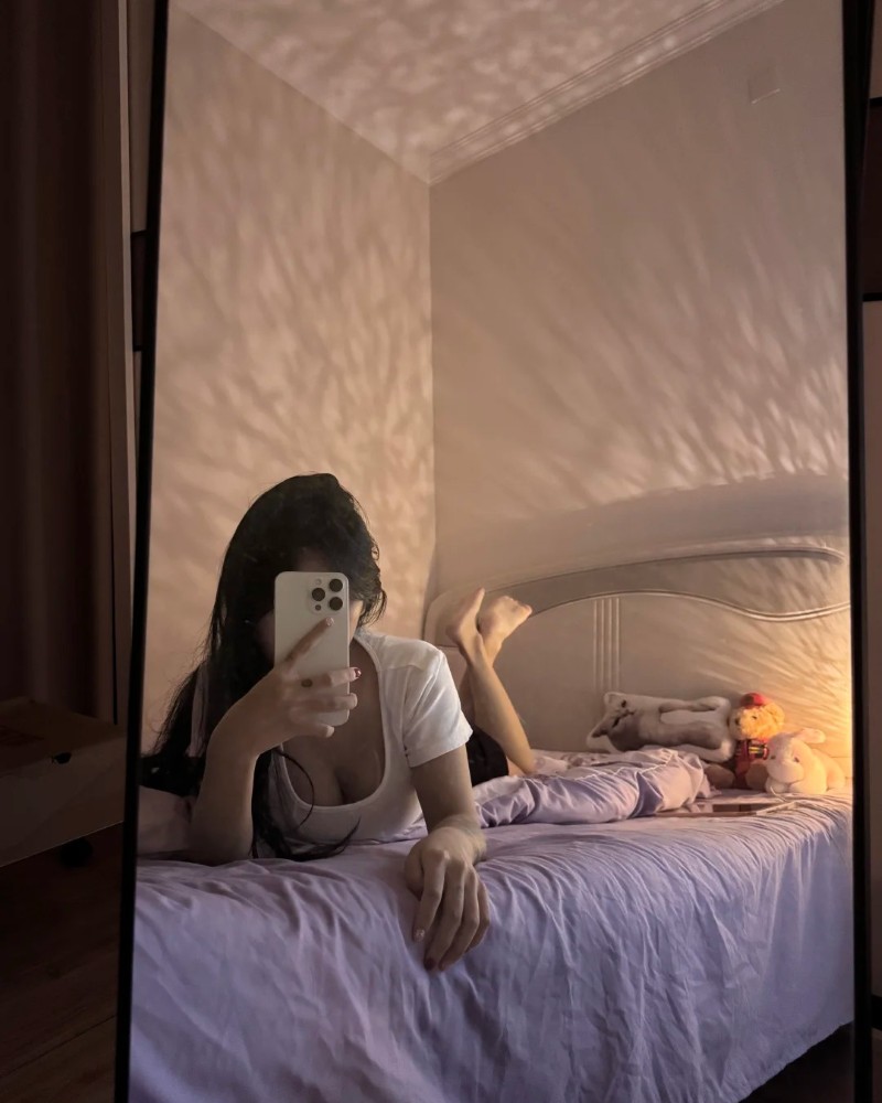 Nàng tạo dáng trong phòng ngủ đầy ánh sáng