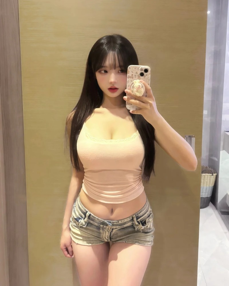 Gái ngực bự khoe dáng trong nhà tắm