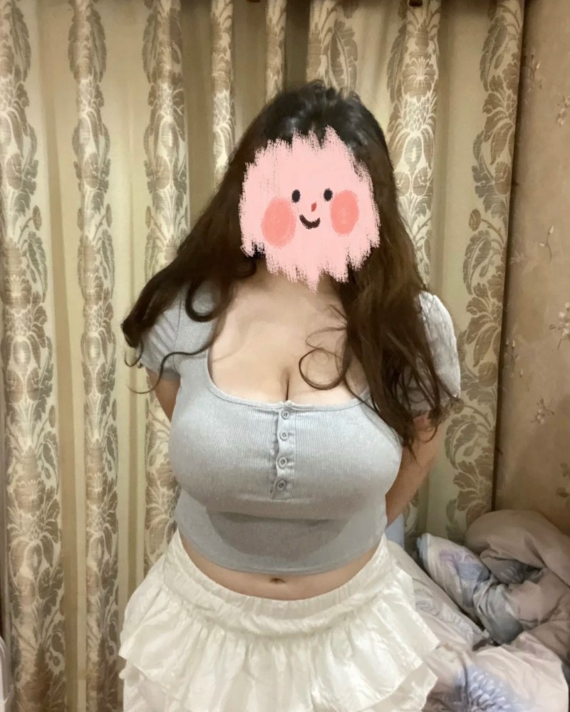 Gái ngực bự tạo dáng trong váy body màu xám