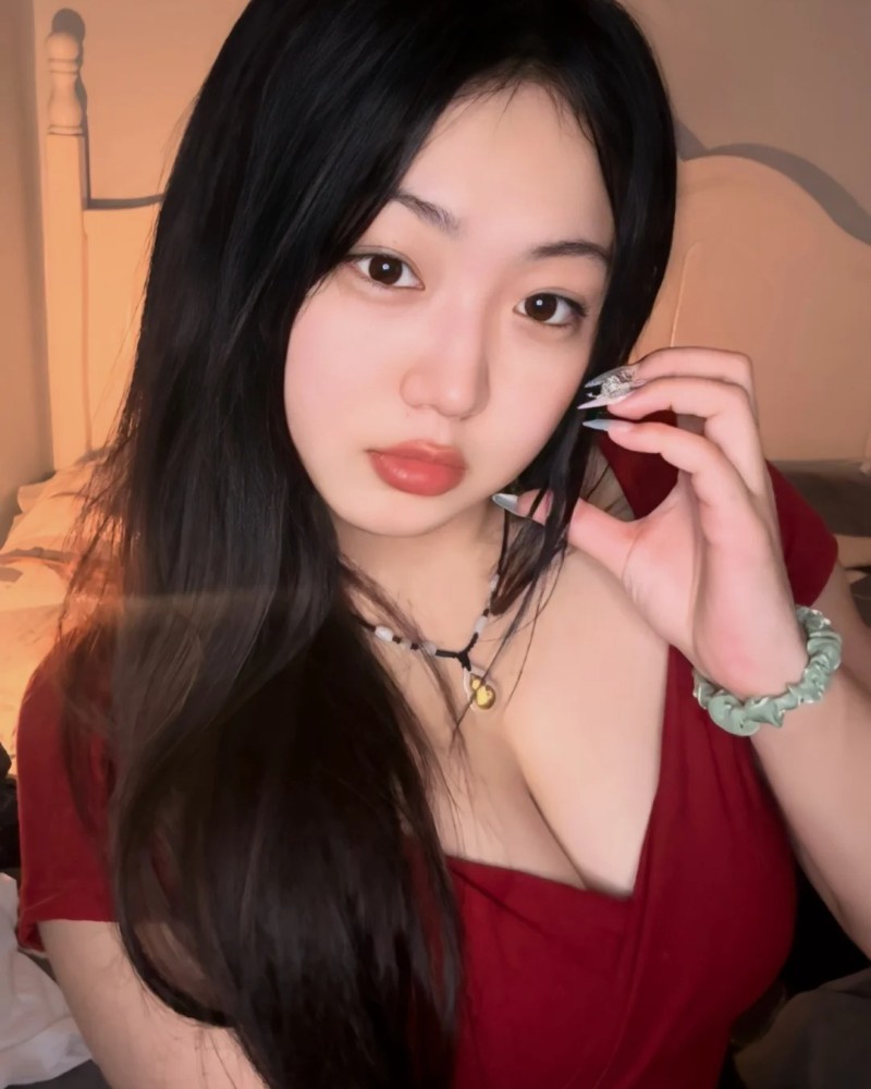 Cô nàng mặc áo đỏ khoe vòng một quyến rũ