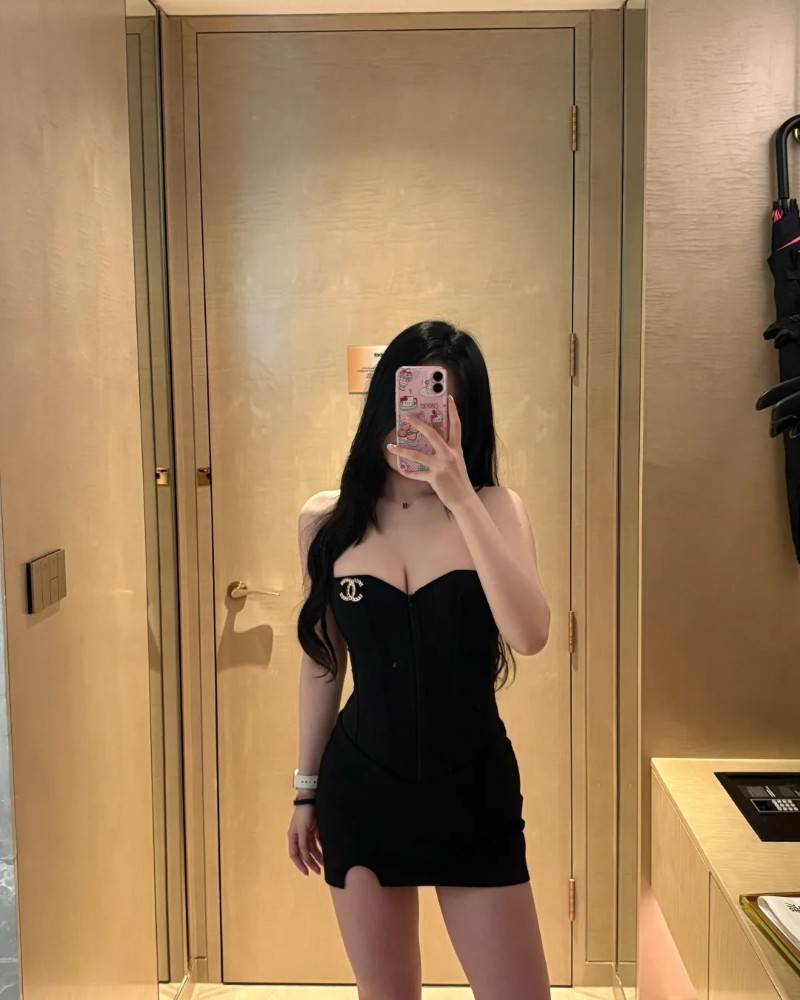 Cô gái diện váy đen tạo dáng tinh tế