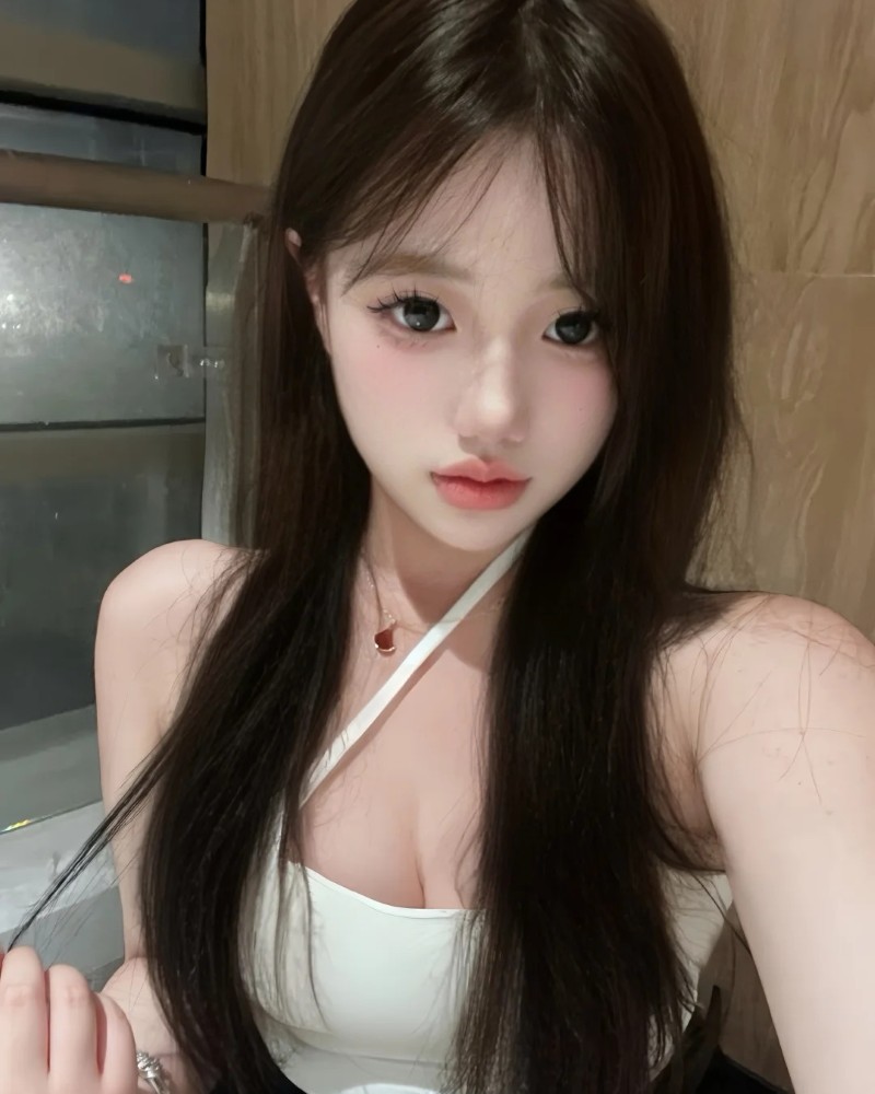 Cô gái pose trong áo trễ vai