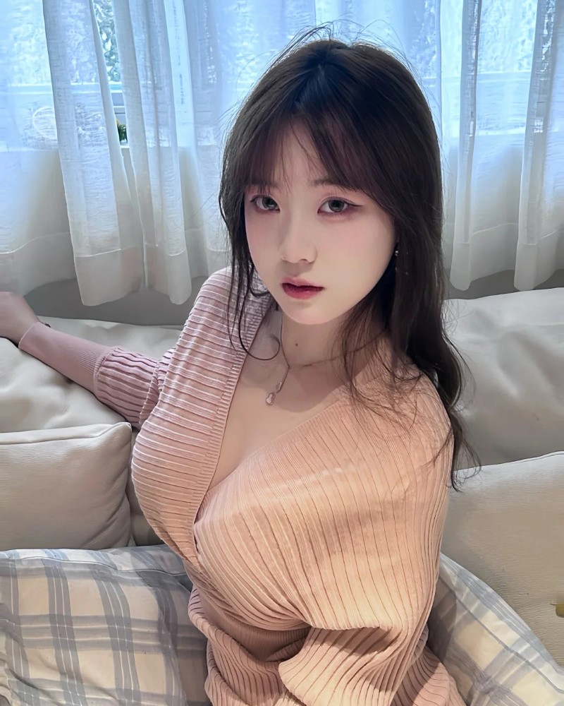 Gái ngực bự cười tươi