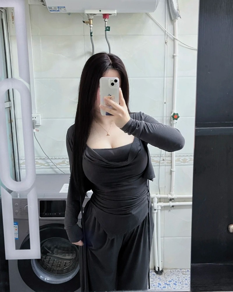 Nàng mặc váy đen khoe dáng sexy