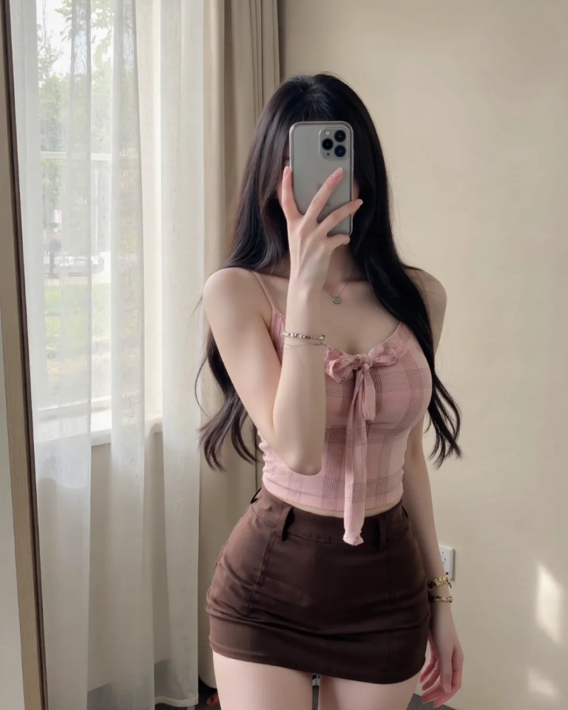 Cô gái chụp gương với phong cách thời trang hiện đại