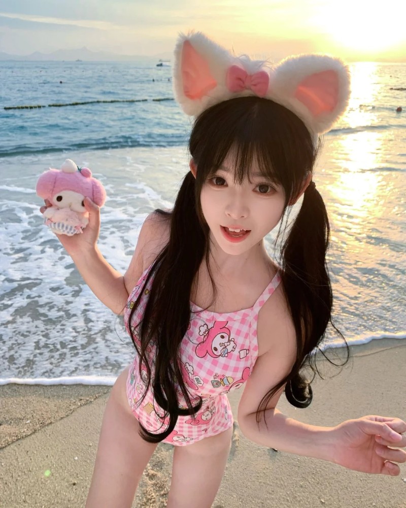 Cô gái Nhật tạo dáng bikini trên bãi cát