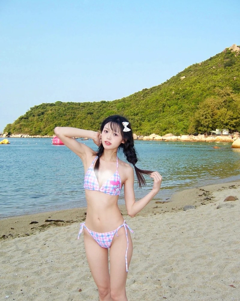 Người đẹp mặc bikini trên bãi biển hoang sơ