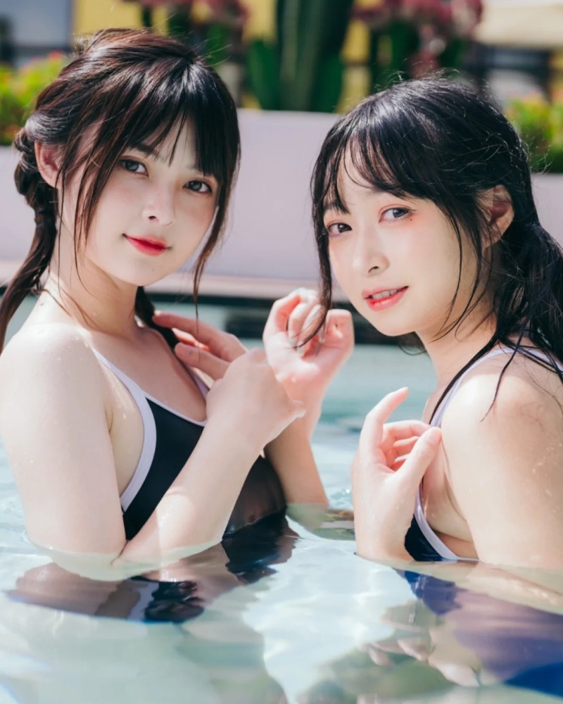 Hai cô gái Nhật mặc bikini chụp ảnh cùng nhau