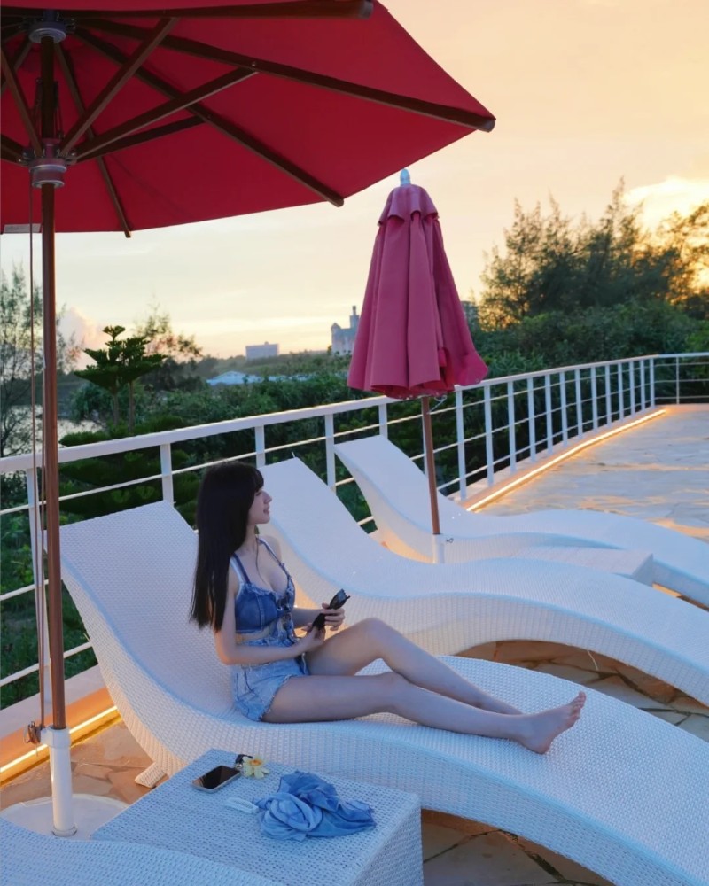 Nàng nằm ghế nghỉ với bikini và nắng