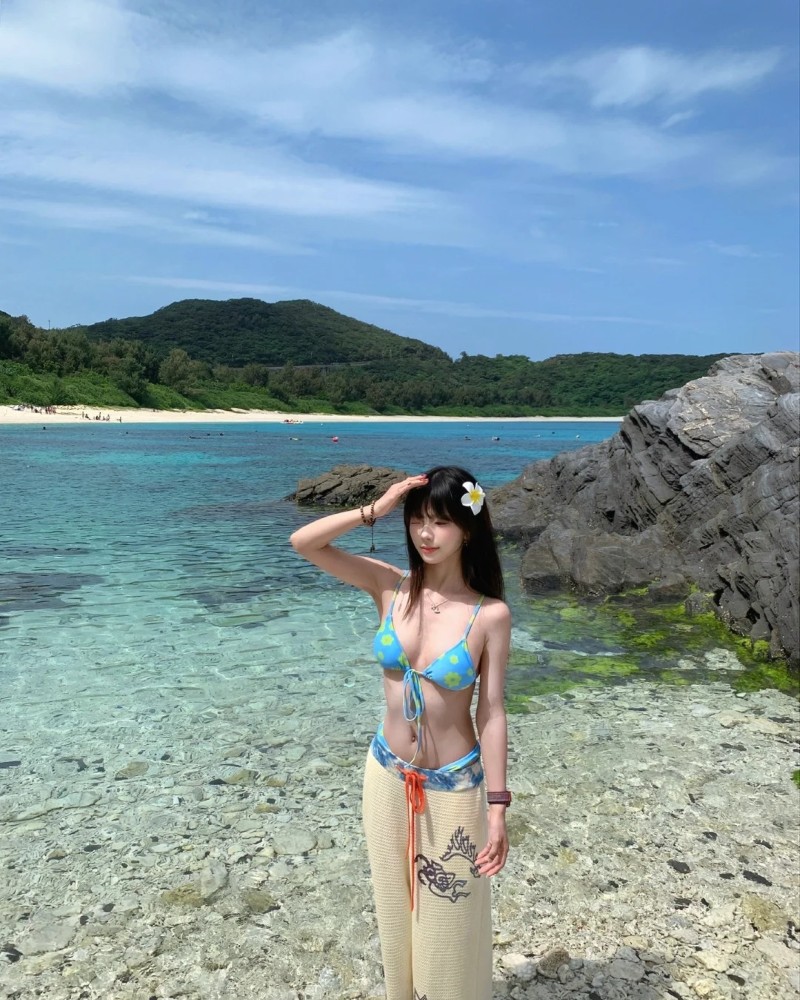 Cô gái Nhật mặc bikini bên mỏm đá