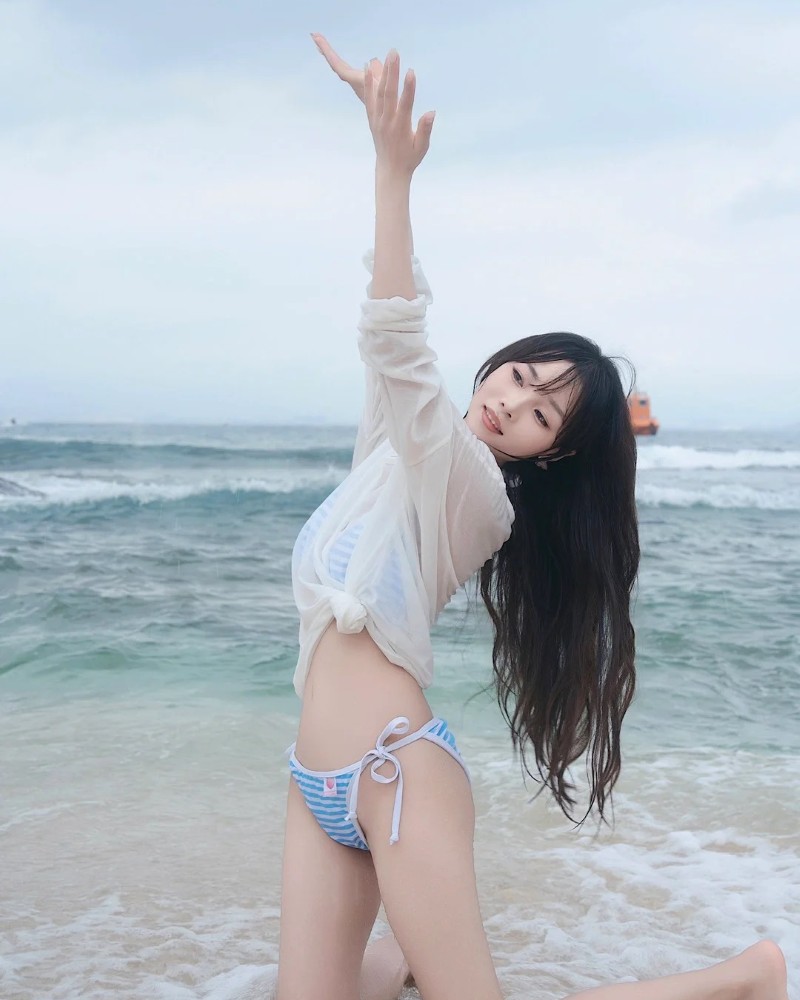 Cô gái Nhật tạo dáng bikini trước biển xanh