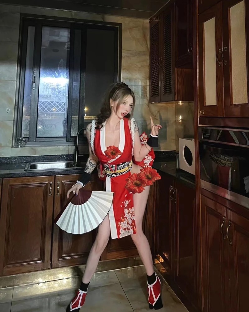 Nữ vũ công nhảy trong không gian nội thất hiện đại