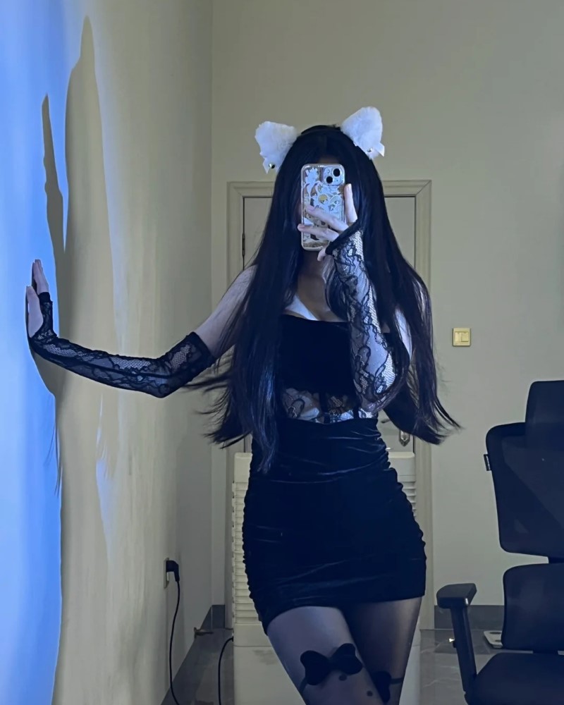 Cô gái nhảy sexy thể hiện chuyển động mềm mại