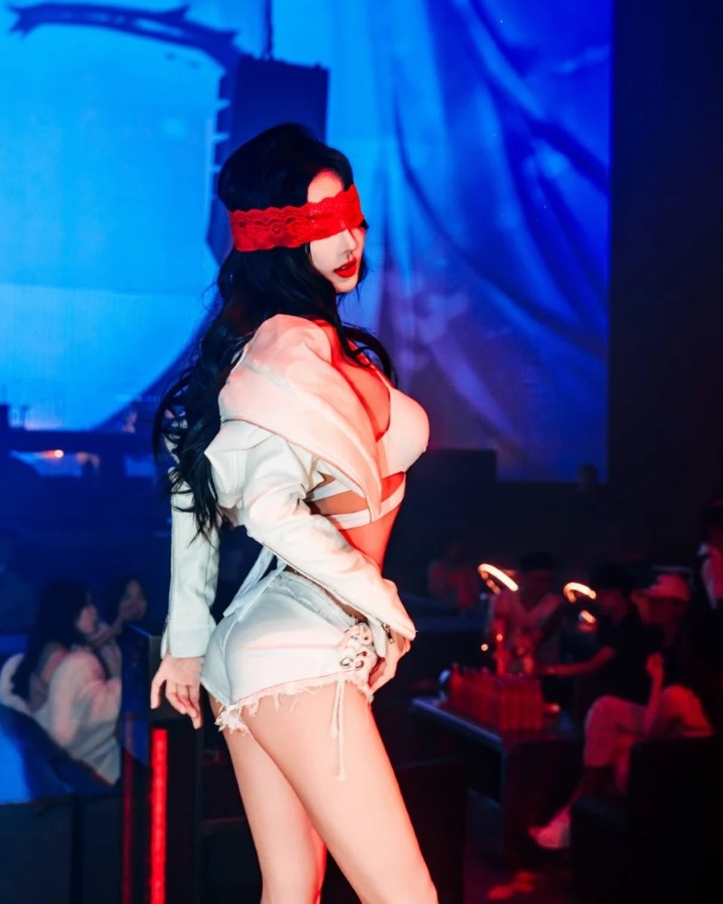 Cô gái nhảy sexy mặc trang phục biểu diễn ôm dáng