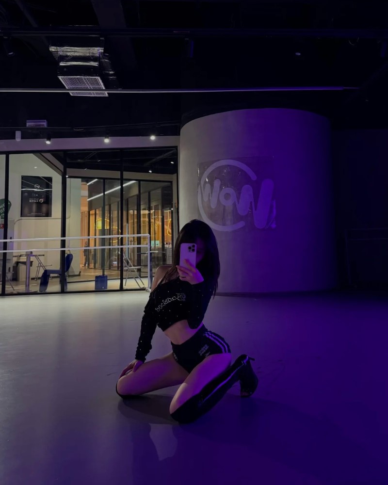 gái nhảy tạo dáng nhảy trong không gian tối