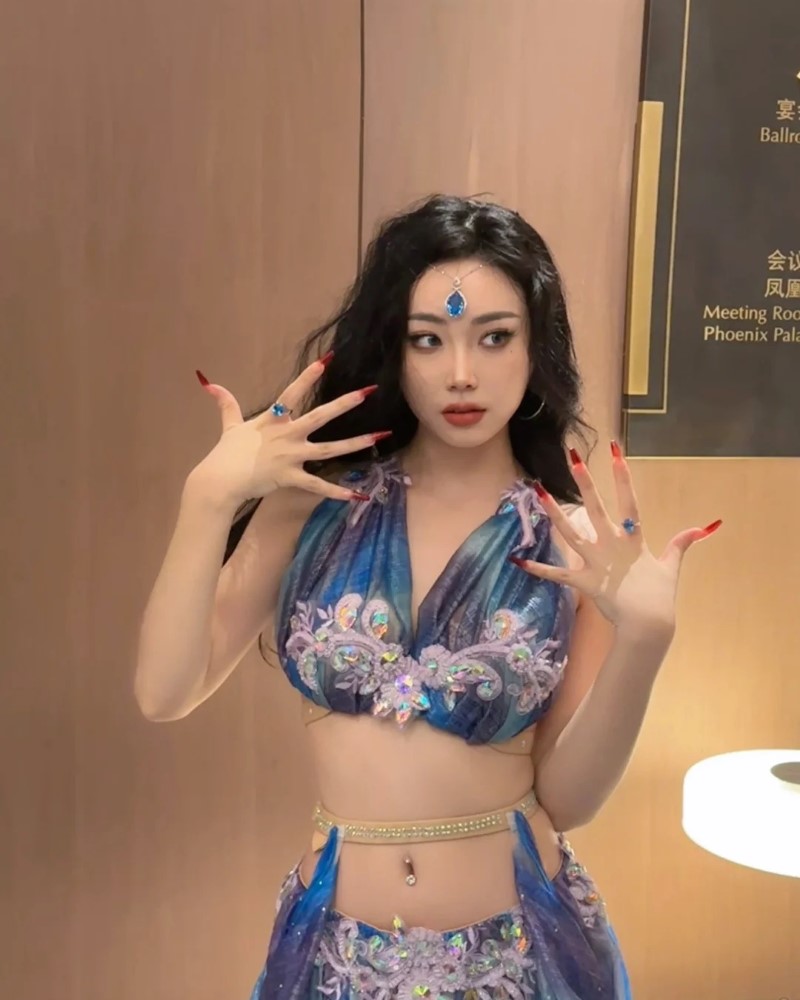 Nữ dancer tạo dáng với gương