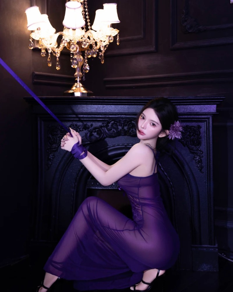 Cô nàng thể hiện động tác nhảy dứt khoát