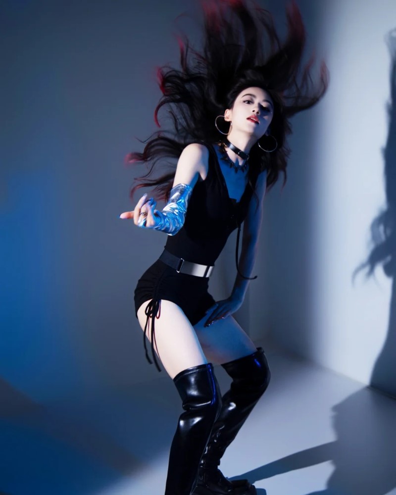 Cô gái nhảy sexy tạo dáng với thần thái lạnh