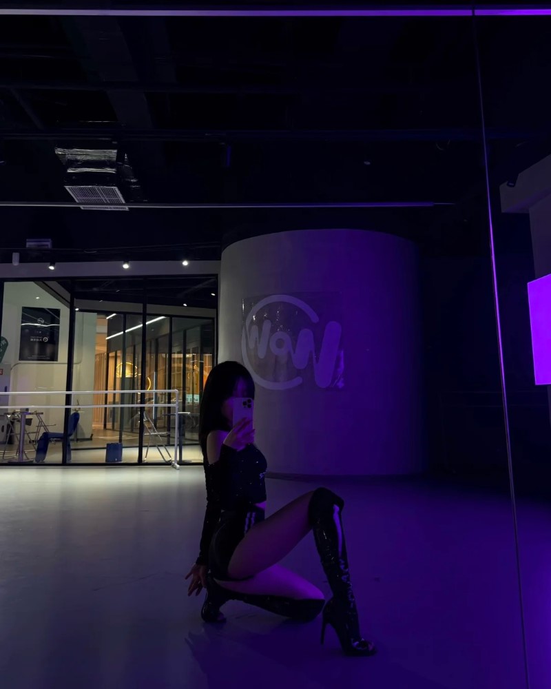 gái nhảy vũ đạo mạnh mẽ dưới ánh sáng xanh