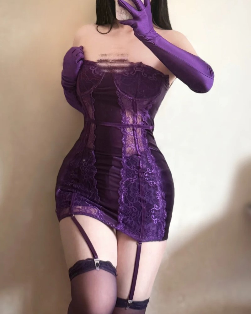 Cô nàng biểu diễn vũ đạo trong phòng rộng