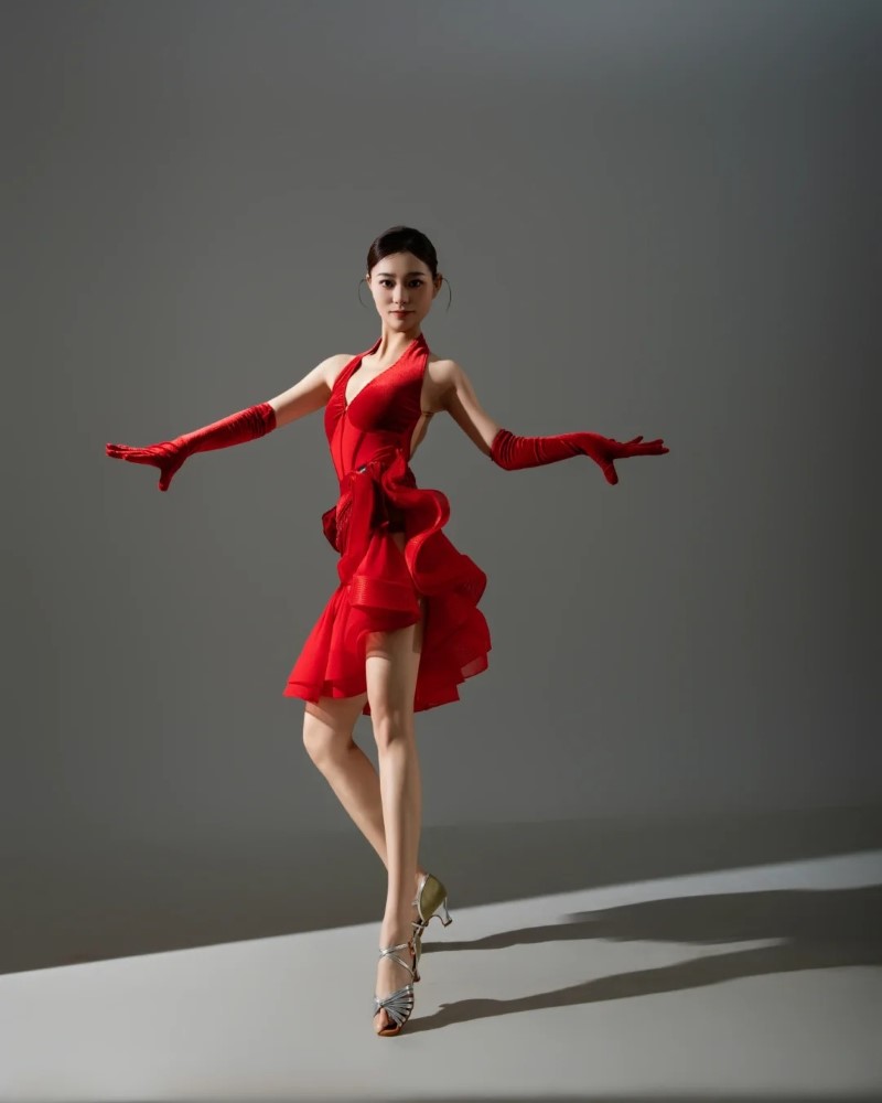 Cô gái nhảy sexy biểu diễn trên sàn 