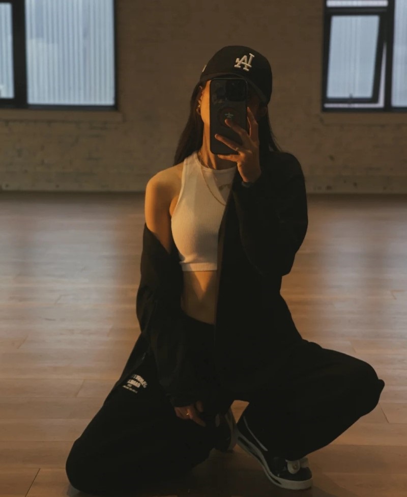 Nữ vũ công trình diễn với phong cách sexy dance